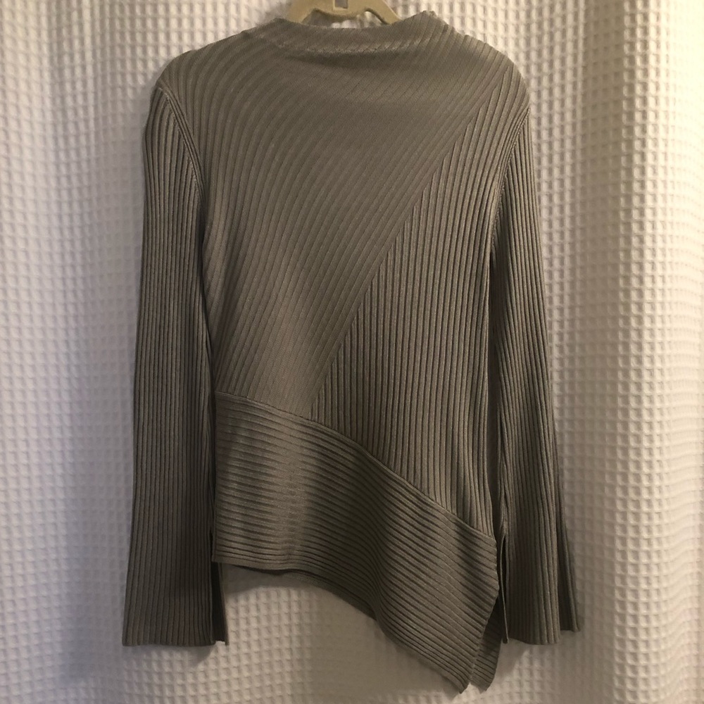Assymetrical Grey/Silver fitted sweater